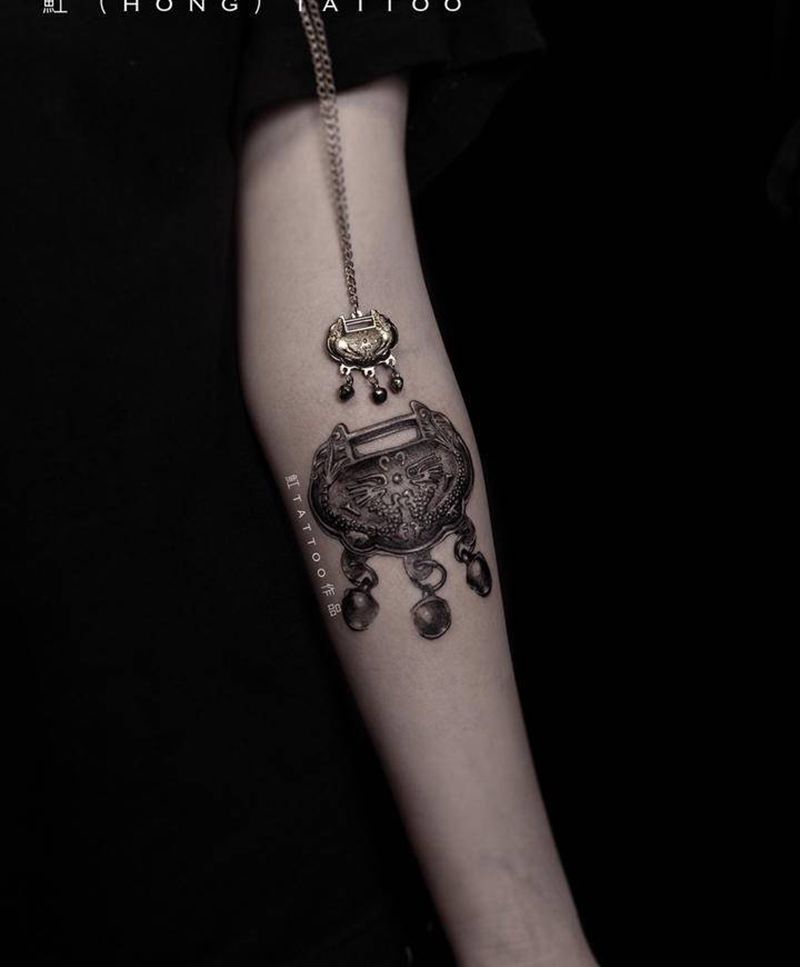 长命锁纹身图片_手臂腿部欧美写实长命锁欧美写实项链纹身图案
