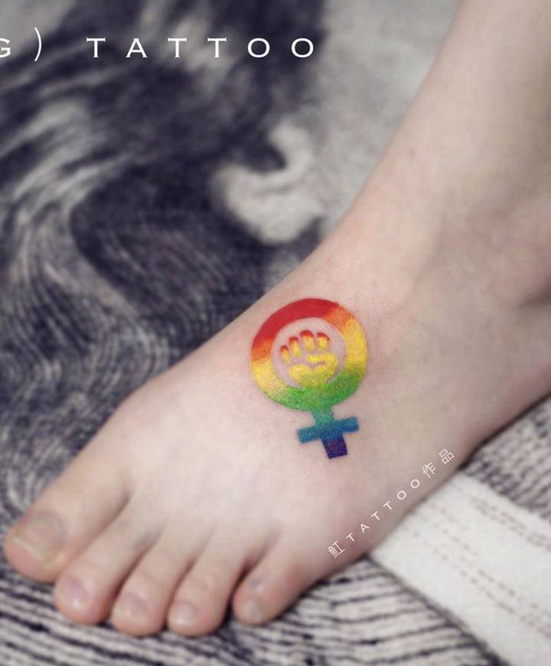 彩虹-女权符号纹身图片_脚部水彩女权符号彩虹渐变纹身图案