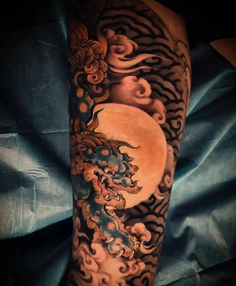 狮与腾纹身图片_腿部纹身图案