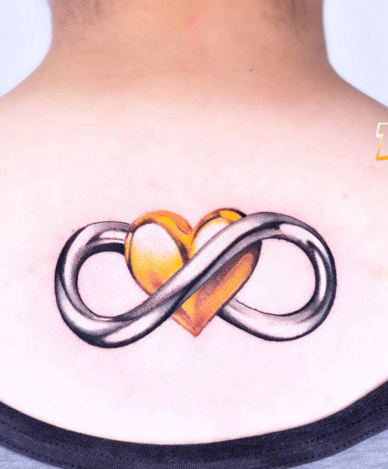 无限·爱纹身图片_颈部背部欧美写实水墨爱心金属写实纹身图案