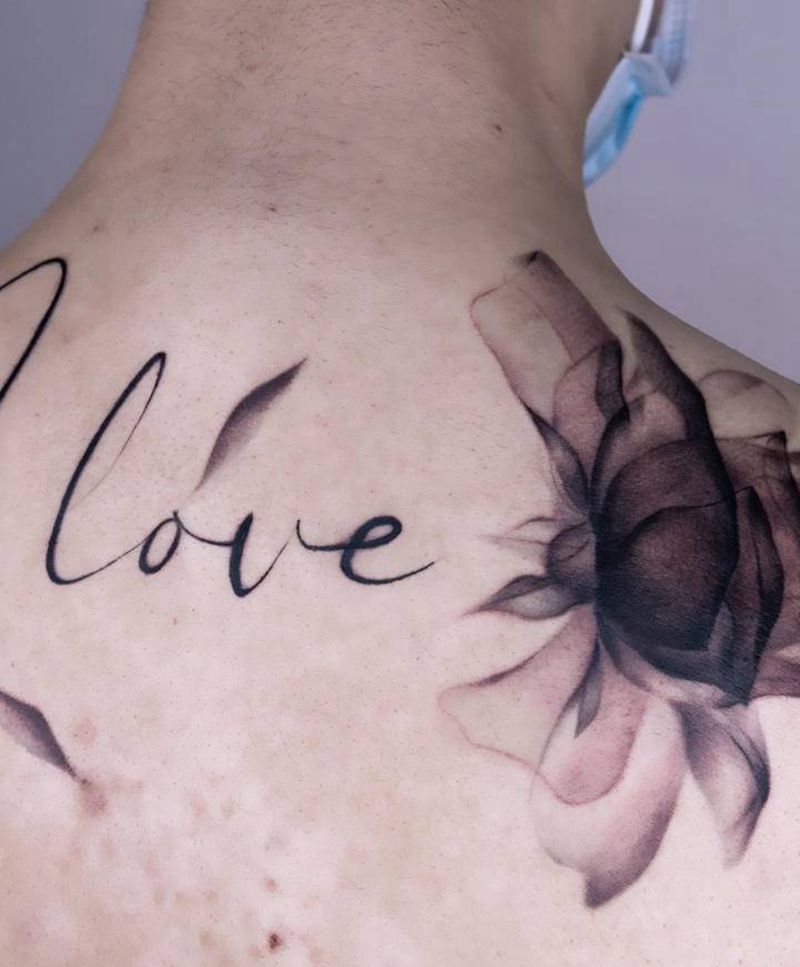 Black Rose纹身图片_背部欧美写实水墨玫瑰丝绸纹身图案