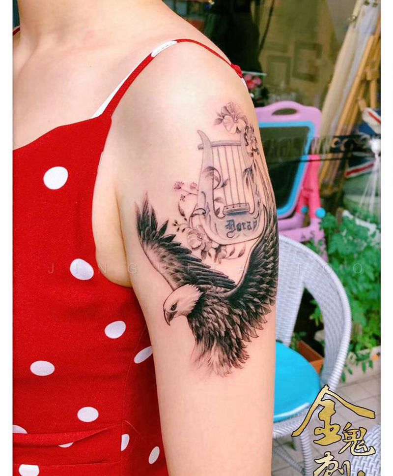 鹰纹身图片_肩部手臂纹身图案