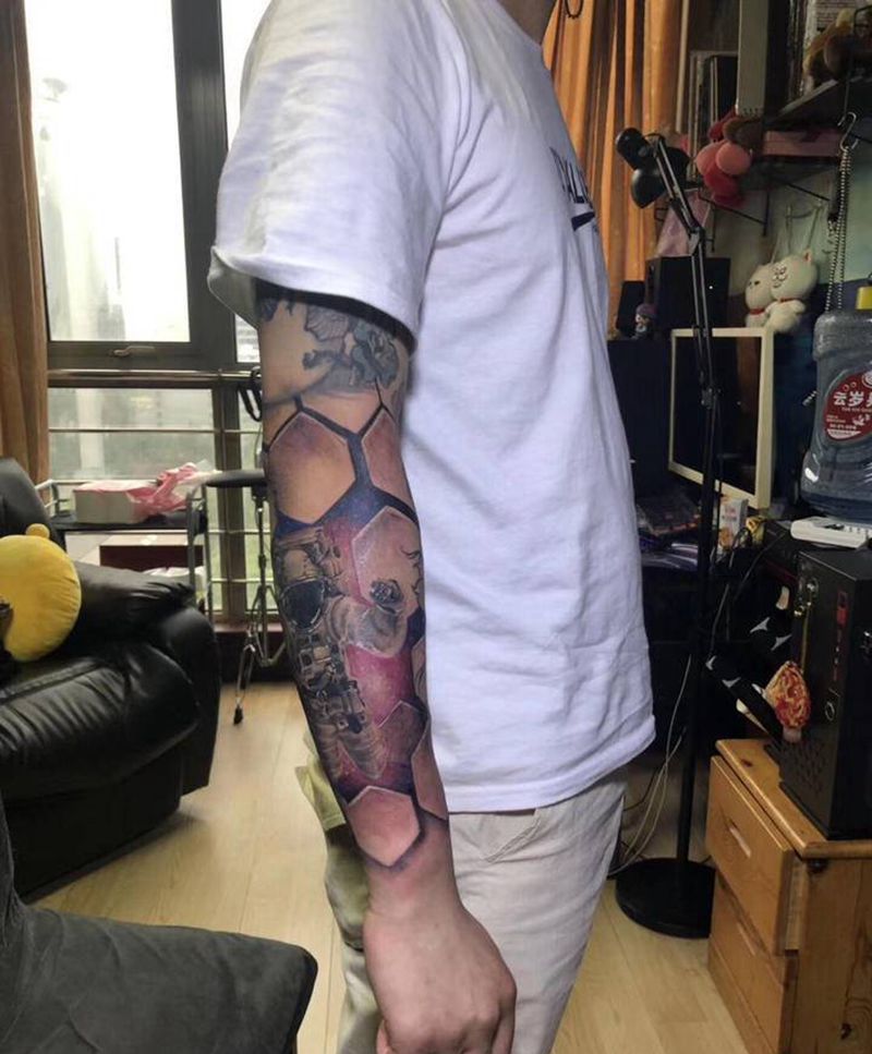 飞纹身图片_手臂欧美写实纹身图案