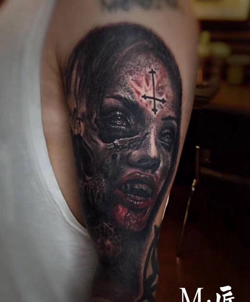 黑暗中的女人纹身图片_手臂欧美写实黑灰写实dark art纹身图案