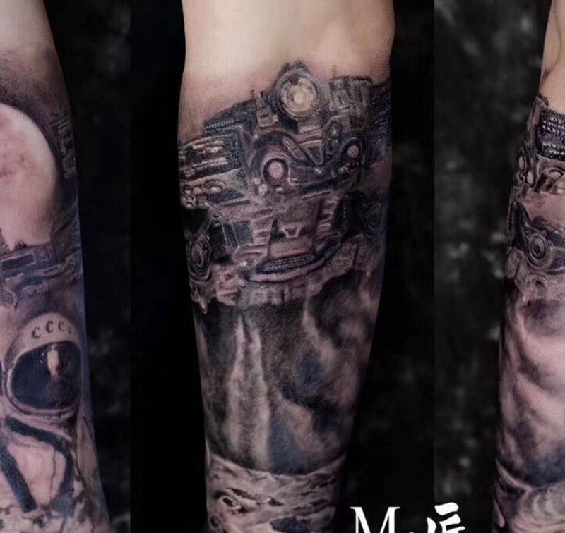 宇航员与飞船纹身图片_手臂欧美写实黑灰写实宇航员飞船纹身图案