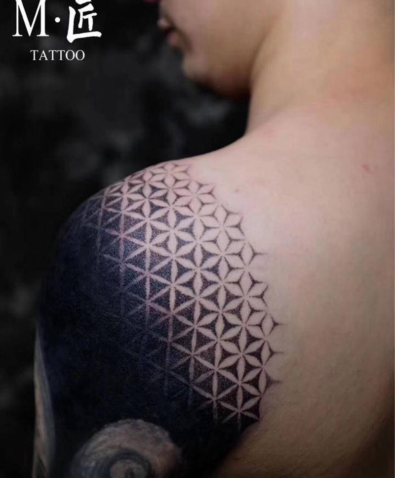 几何图形纹身图片_肩部点刺几何点刺纹身图案