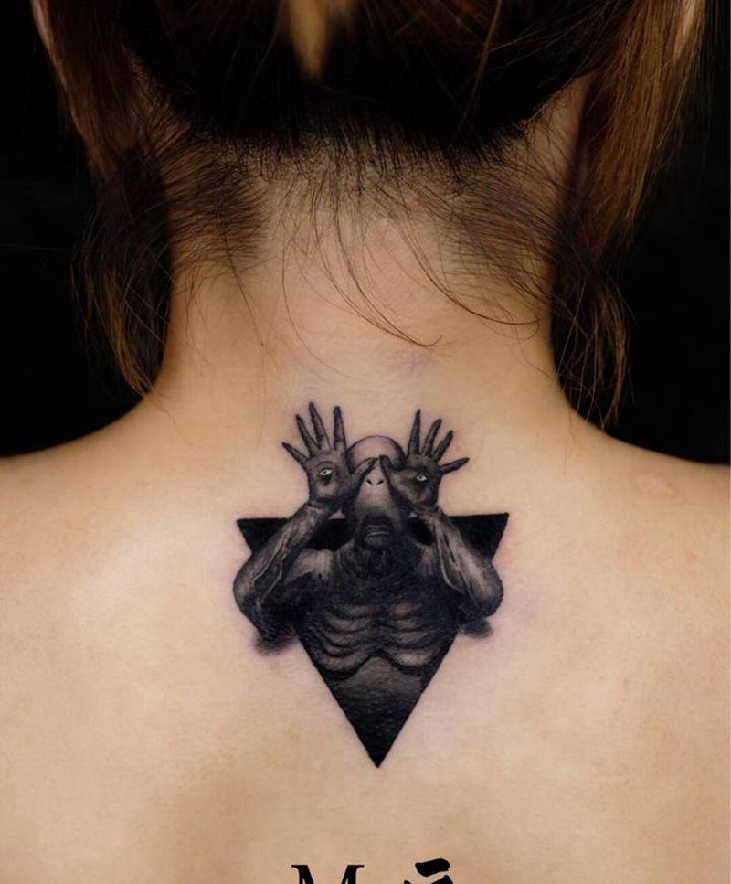 《潘神的迷宫》纹身图片_背部欧美写实潘神的迷宫黑灰写实人物写实纹身图案