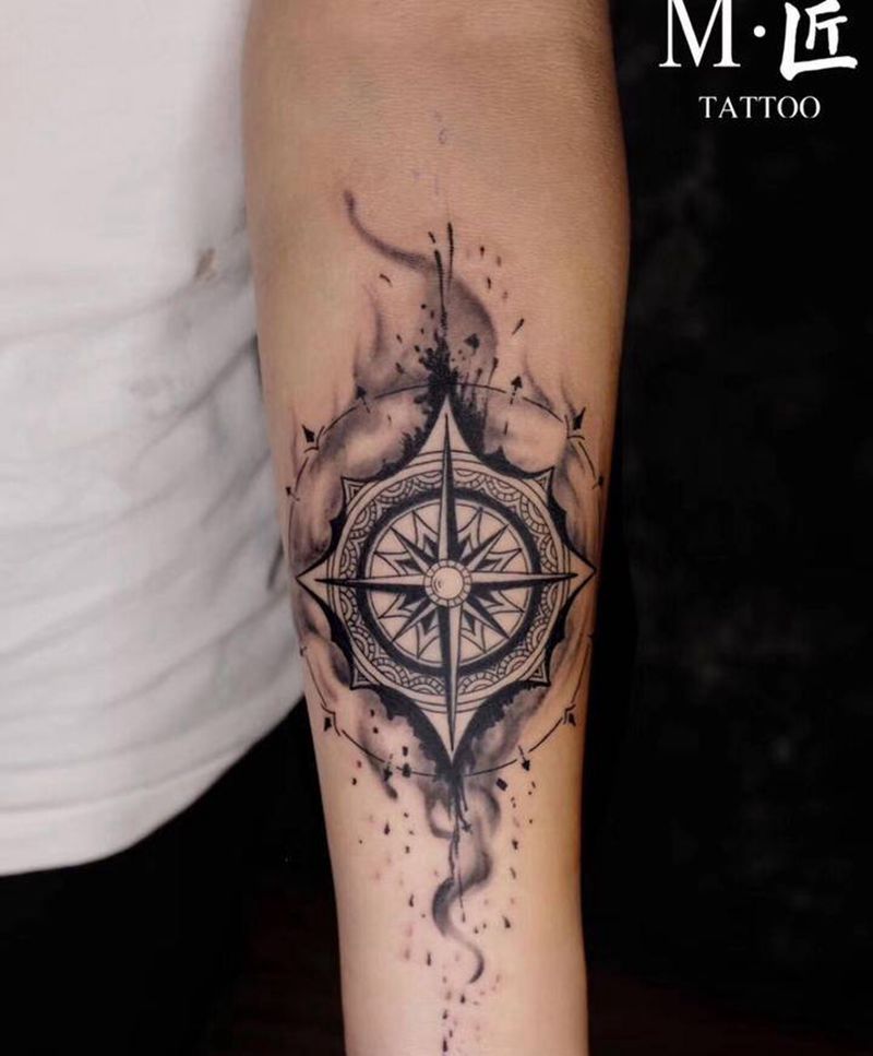 指南针纹身图片_手臂水墨指南针水墨纹身图案