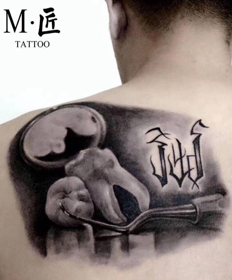 牙医纹身图片_背部欧美写实牙医医生黑灰写实纹身图案