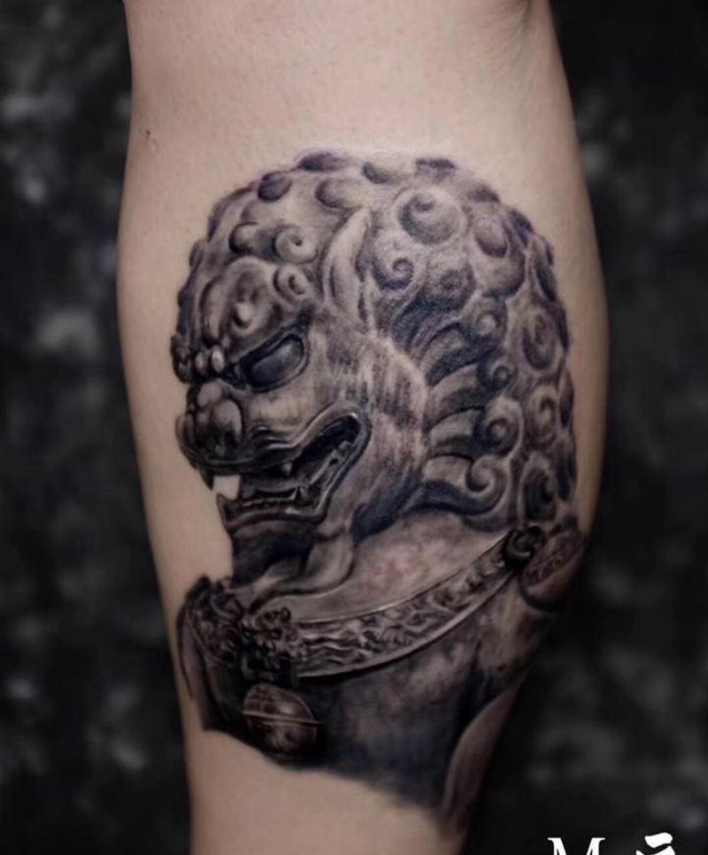 石狮纹身图片_腿部欧美写实石狮黑灰写实纹身图案