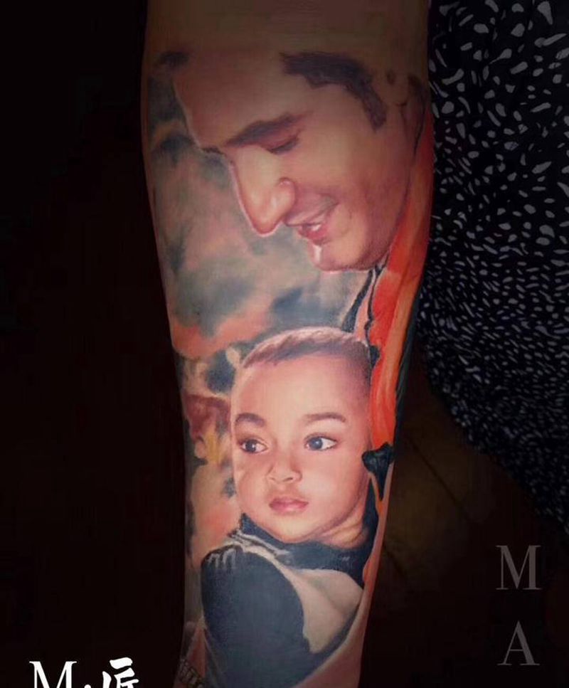 父子纹身图片_手臂欧美写实父子人物写实纹身图案