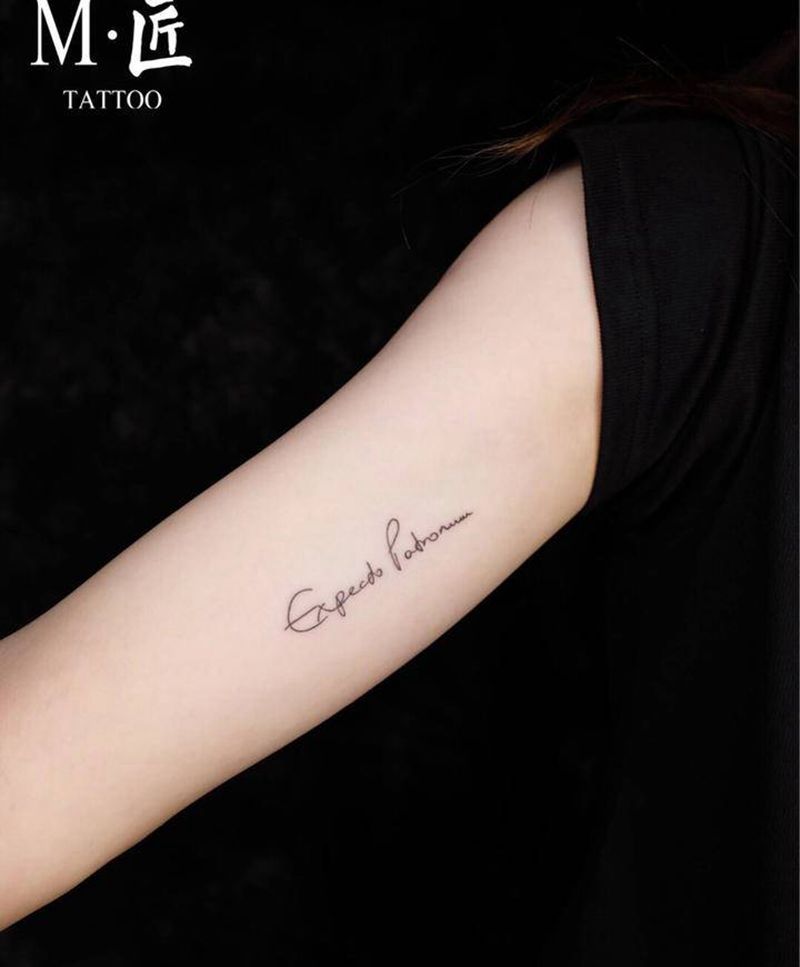 守护神咒纹身图片_手臂花体字哈利波特字母纹身图案