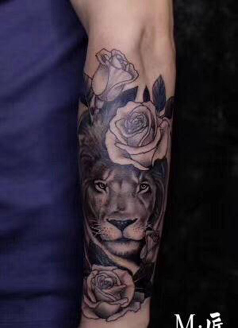 狮子与玫瑰纹身图片_手臂欧美写实New School伤疤覆盖纹身图案