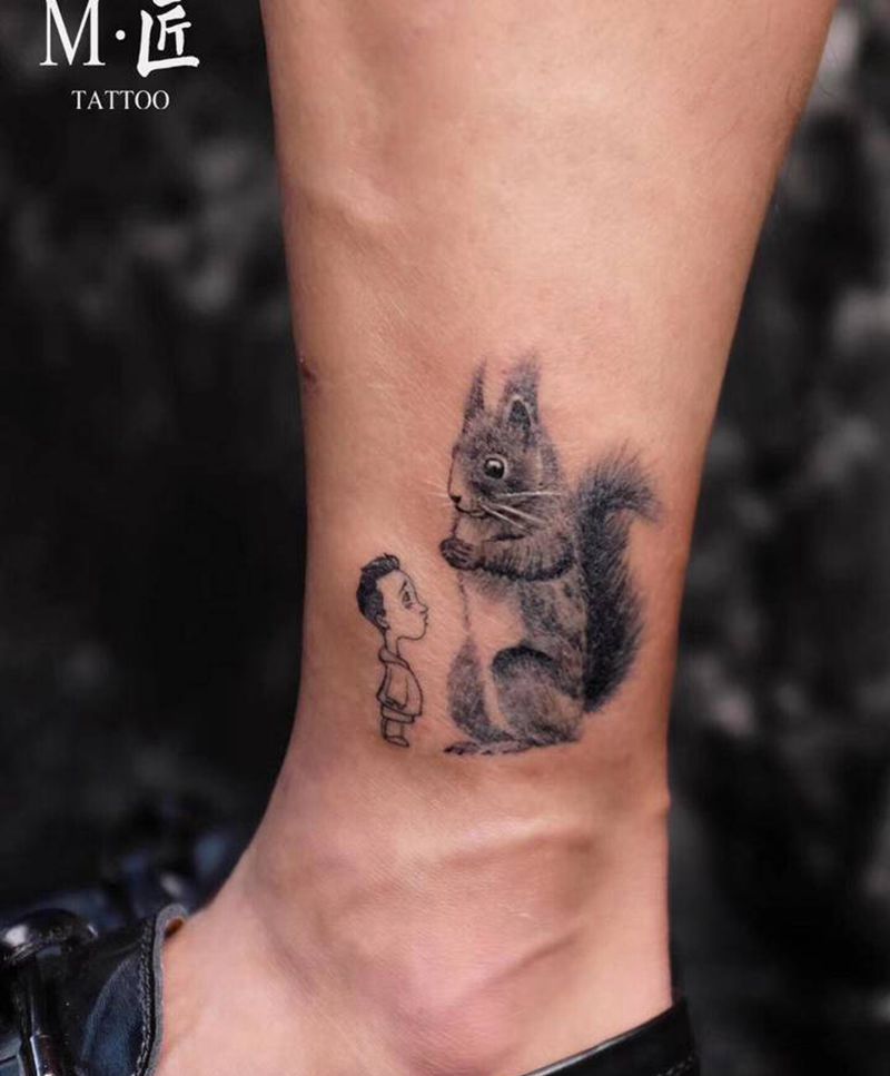 松鼠与男孩纹身图片_腿部New School欧美写实黑灰写实纹身图案