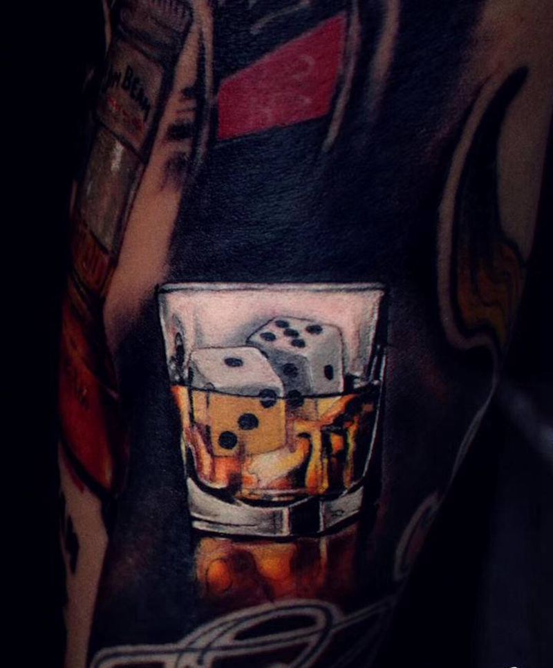 酒杯纹身图片_手臂欧美写实New School酒杯骰子彩色纹身图案
