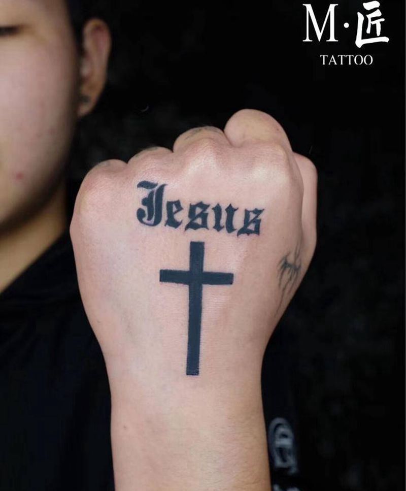十字架纹身图片_手部水墨花体字十字架纹身图案