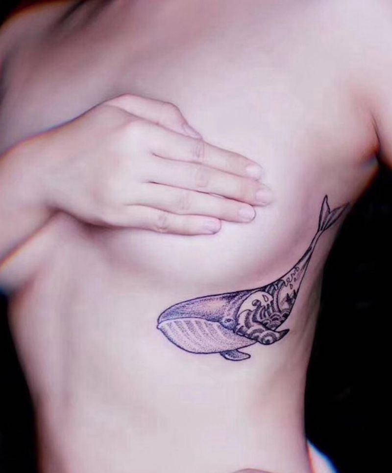 鲸鱼纹身图片_胸部点刺鲸鱼纹身图案