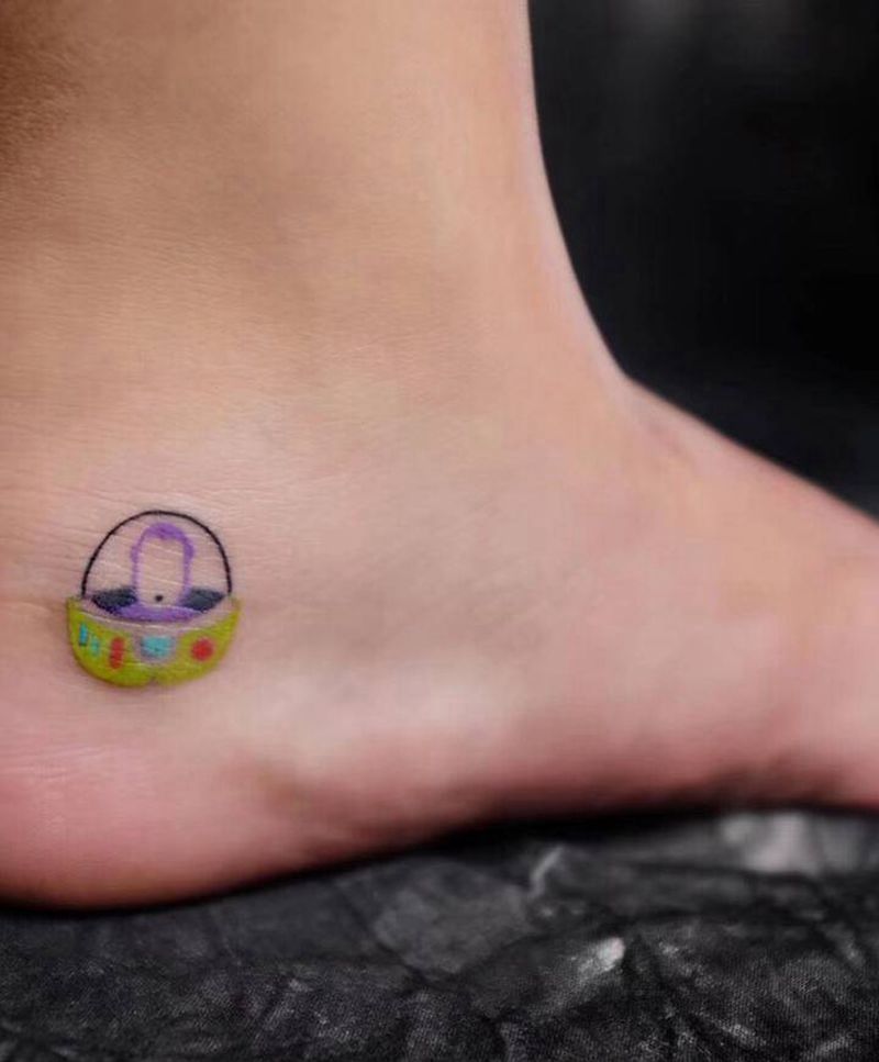 巴斯光年《玩具总动员》纹身图片_脚部卡通彩色纹身图案