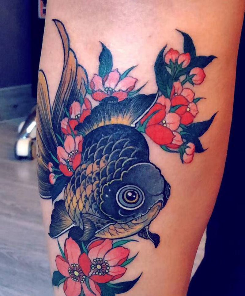 小金鱼儿纹身图片_腿部纹身图案