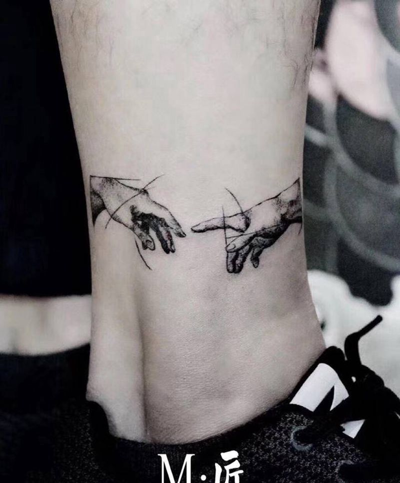 握手纹身图片_腿部水墨手纹身图案