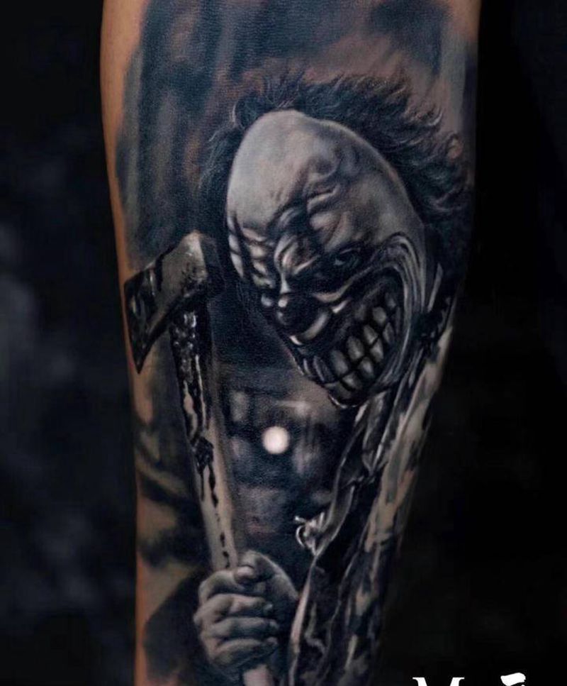 小丑纹身图片_手臂欧美写实小丑纹身图案