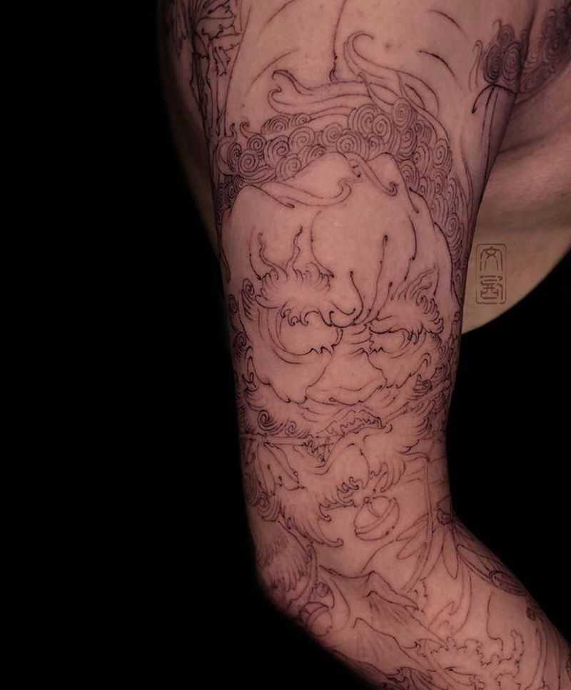 神狮纹身图片_手臂肩部新传统水墨唐狮牡丹蝶戏纹身图案