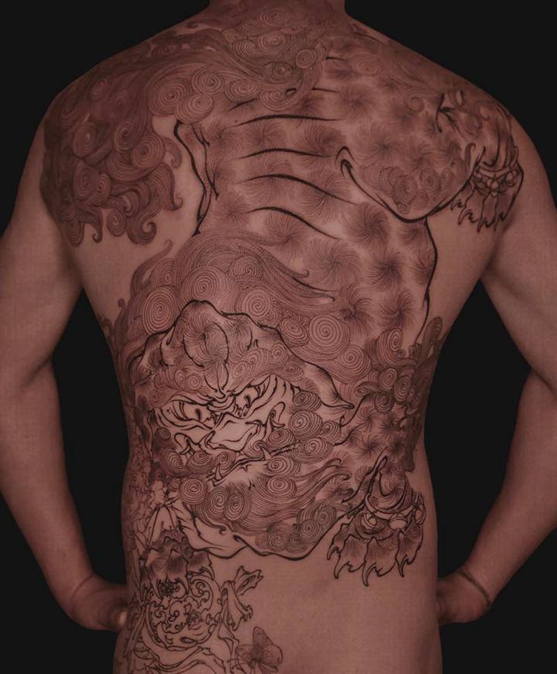 奇石 瑞兽 花田 蝶谷纹身图片_背部腰部新传统水墨唐狮子牡丹蝴蝶纹身图案