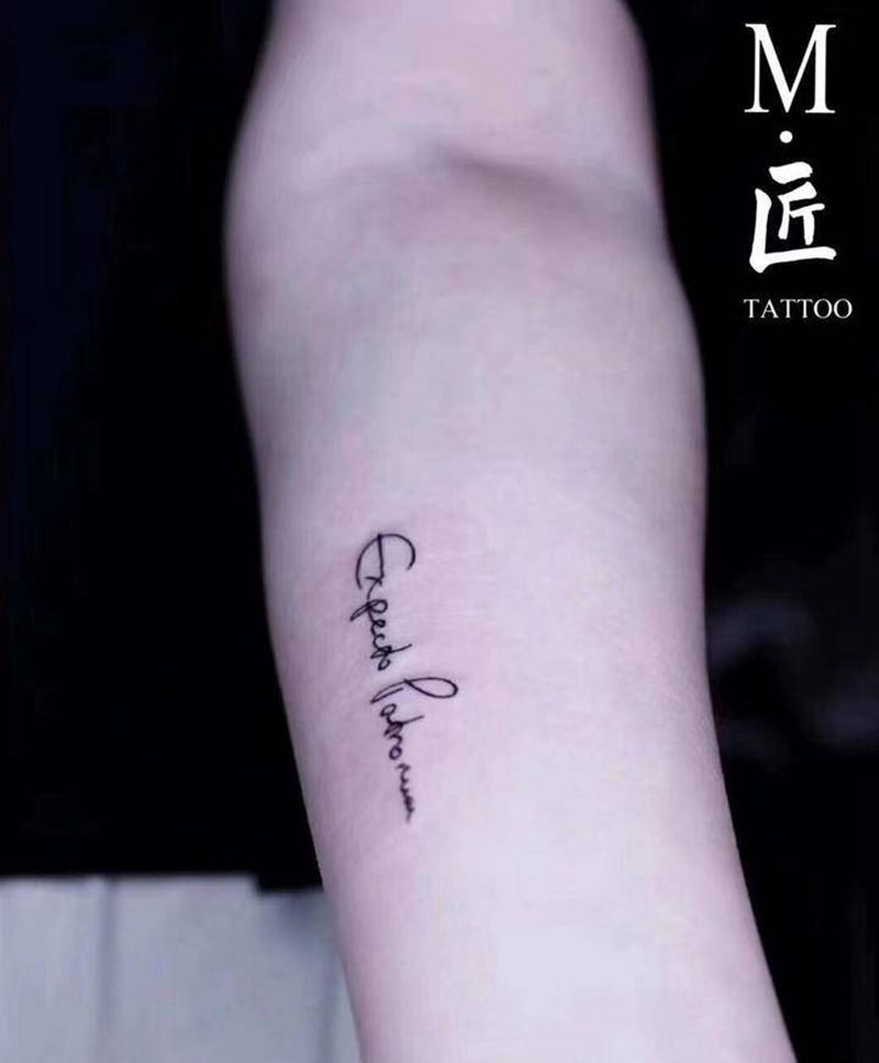 字母纹身纹身图片_手臂水墨字母纹身图案