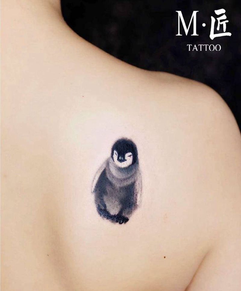 企鹅纹身图片_背部欧美写实企鹅纹身图案