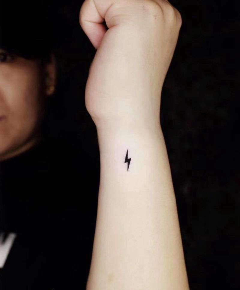 闪电纹身图片_手臂几何闪电纹身图案