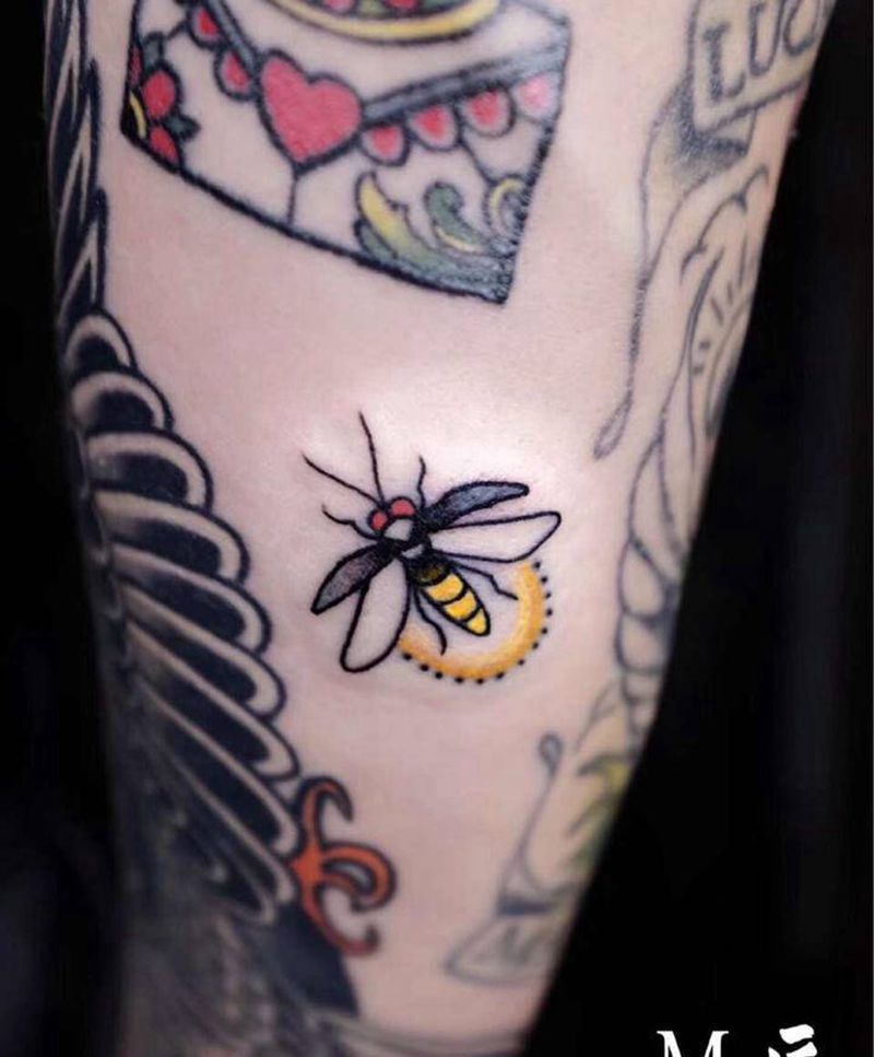 萤火虫纹身图片_手臂New School萤火虫纹身图案