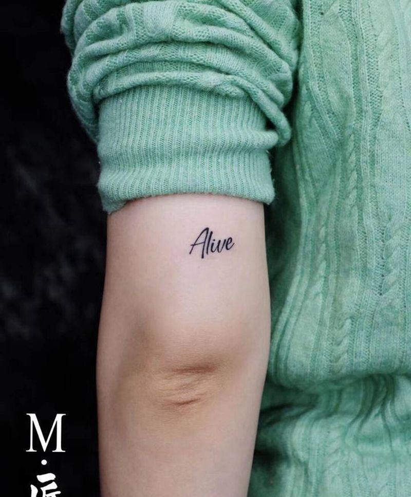 Alive纹身图片_手臂花体字Alive纹身图案