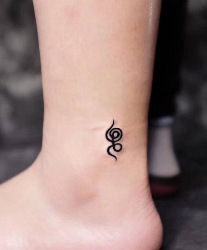 Hakunamatata纹身图片_腿部水墨图腾纹身图案