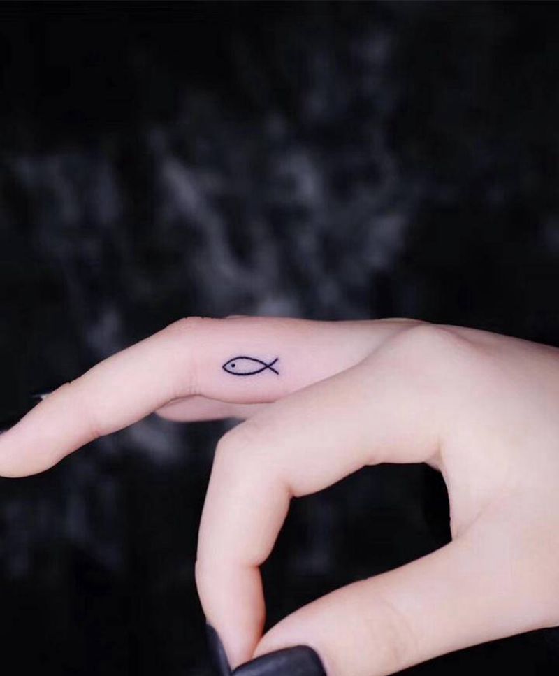 鱼纹身图片_手部几何鱼纹身图案