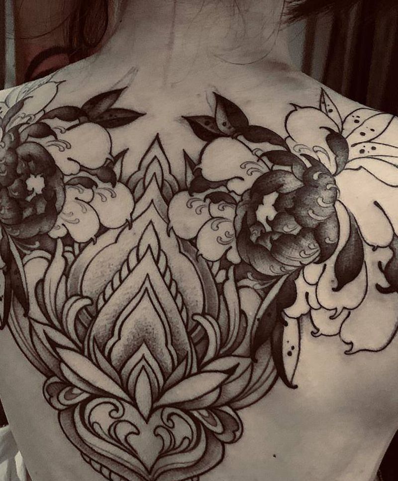 半背美少女纹身图片_背部纹身图案