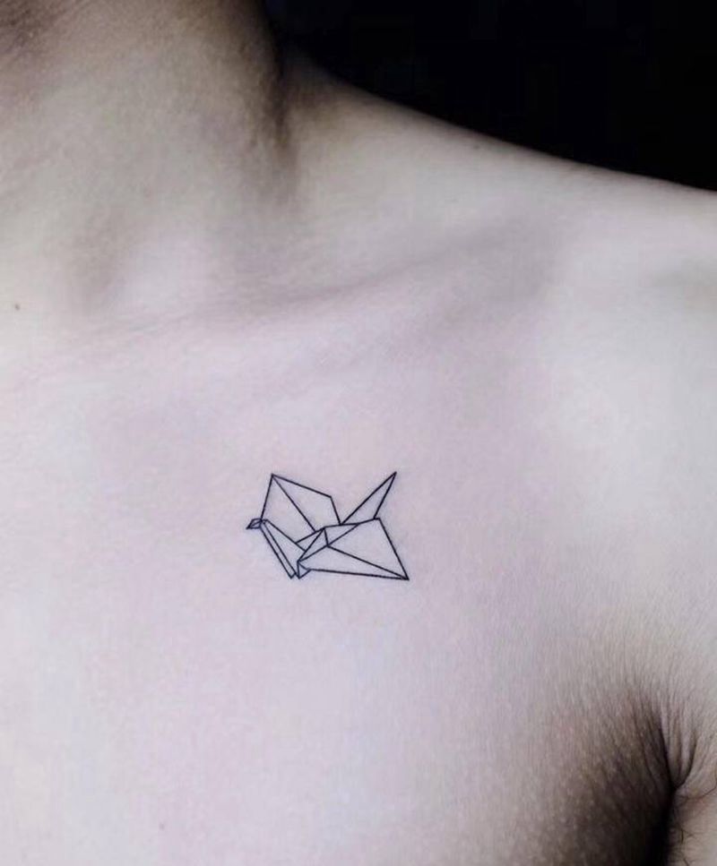 千纸鹤纹身图片_胸部几何千纸鹤纹身图案