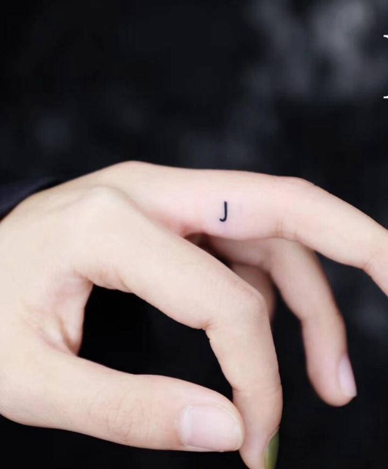 J纹身图片_手部几何字母纹身图案