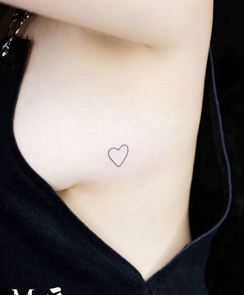 停不下来的纹身纹身图片_胸部几何小心心小清新线条纹身图案