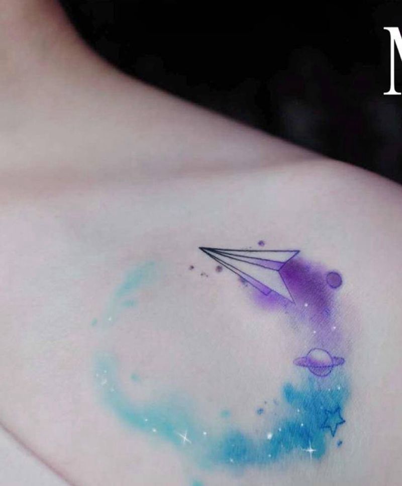 纸飞机 彩色纹身纹身图片_胸部水彩水墨纸飞机水墨彩色纹身图案