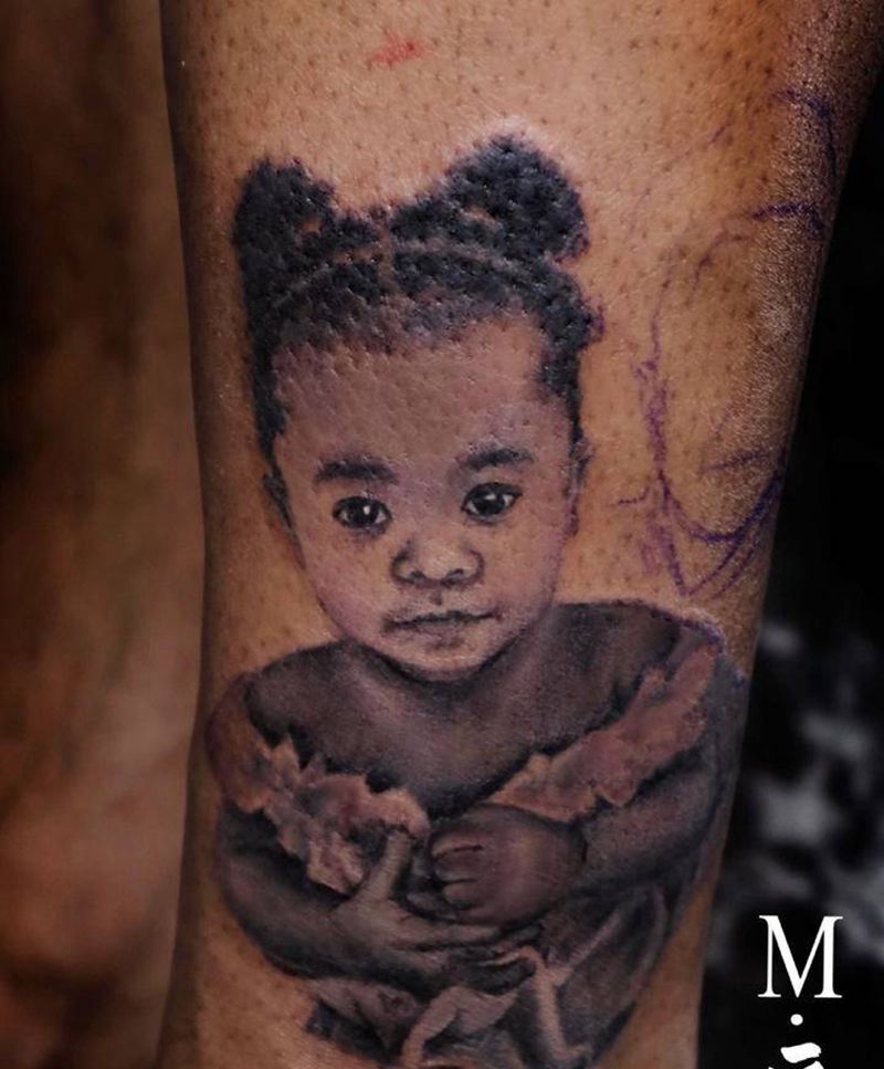 家人  纹身纹身图片_腿部欧美写实人物写实家人纹身图案