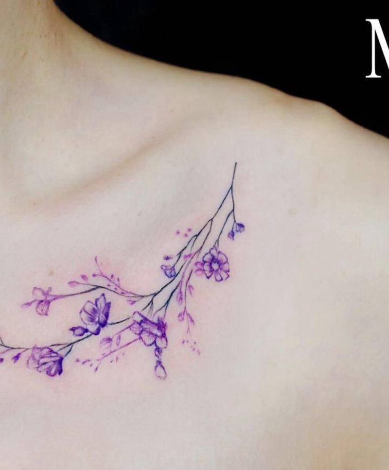 纹身作品分享纹身图片_颈部胸部水墨小花小清新紫色系纹身图案