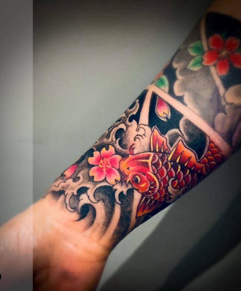 小小锦鲤一小圈纹身图片_手臂纹身图案