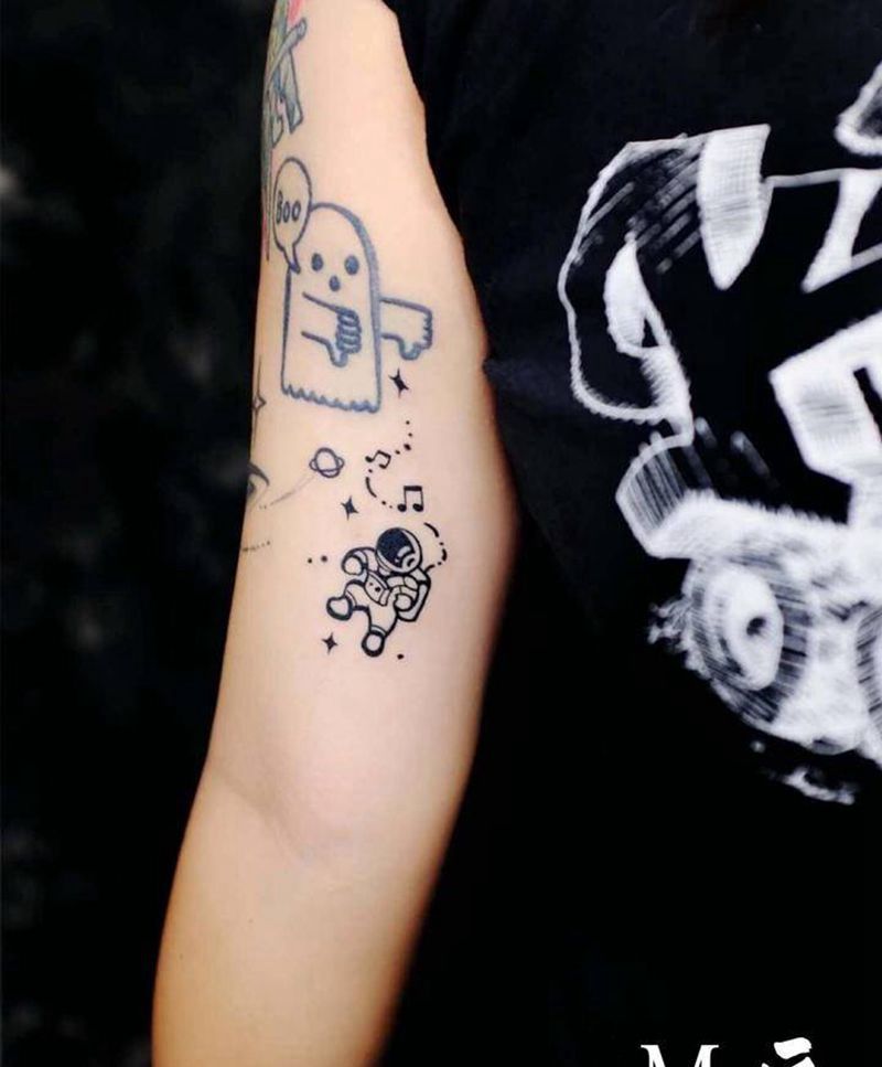 宇航员纹身图片_手臂水墨几何宇航员小纹身星球纹身图案