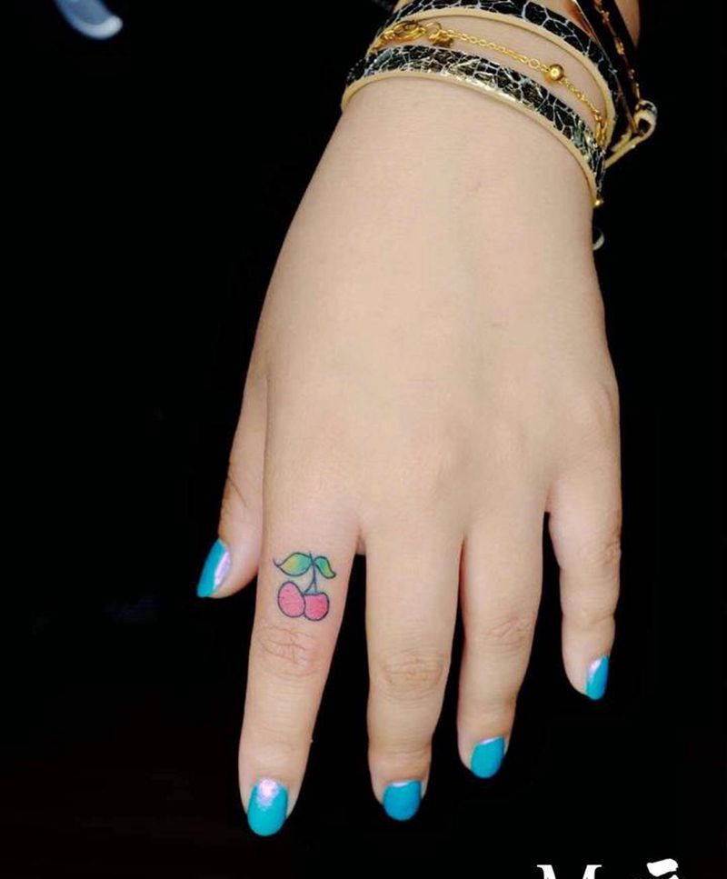 今日作品分享纹身图片_手部水彩樱桃小清新简单纹身图案