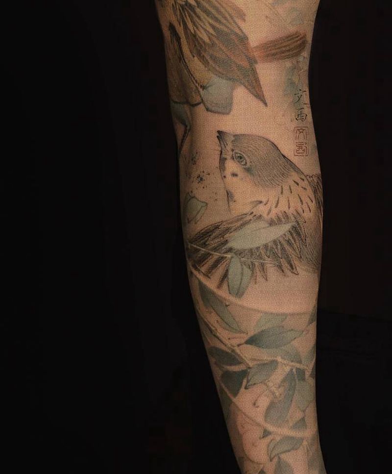 南山双栖图局部纹身图片_肩部手臂新传统水墨花鸟画纹身图案