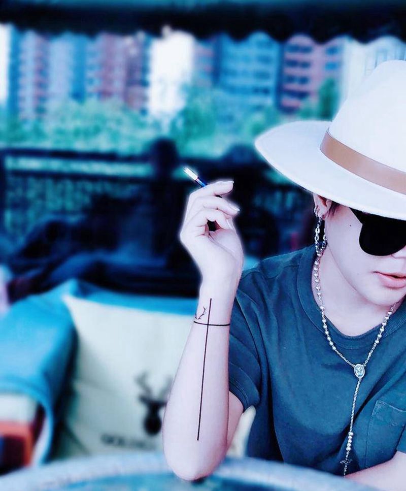 大直线纹身图片_手臂几何纹身图案