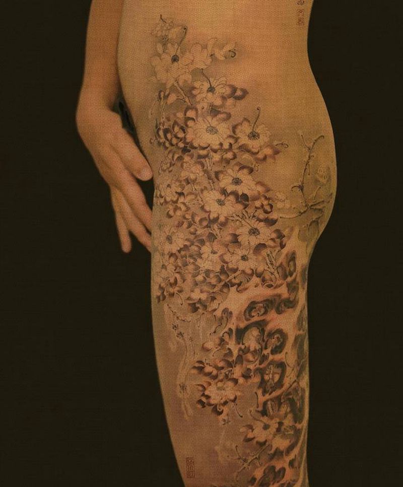 集劫方成菩萨纹身图片_腿部臀部新传统水墨花鸟纹身图案