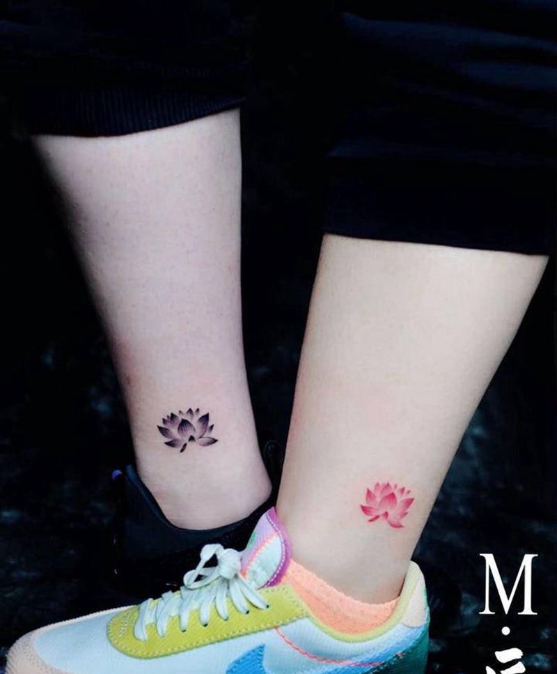 情侣纹身纹身图片_脚部腿部水彩莲花情侣雾面纹身图案