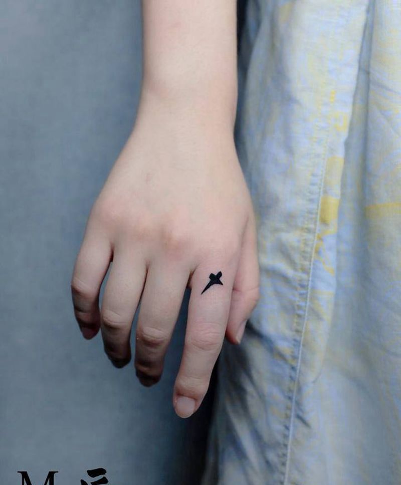 小清新纹身纹身图片_手部几何小清新十字架粗线条纹身图案