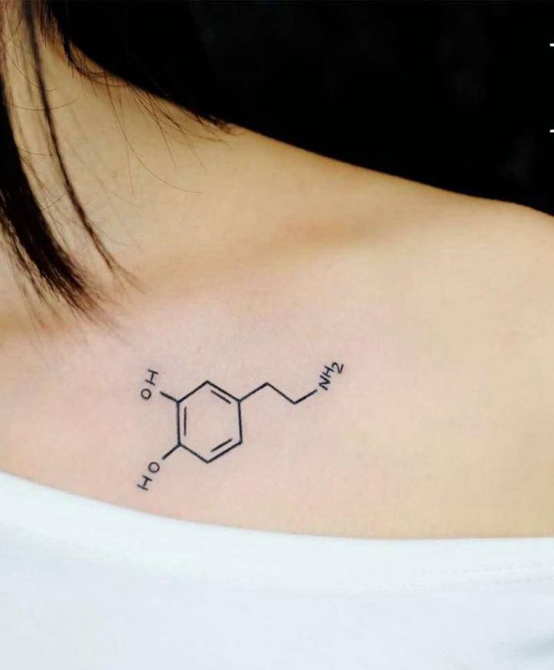 小清新纹身纹身图片_颈部几何线条小清新分子式纹身图案